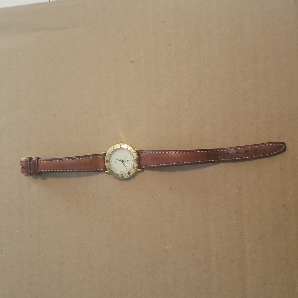 Vintage Lady's Gucci Gold Roman Numeral Sub Dial 3000.2.L Shelley Line Watch